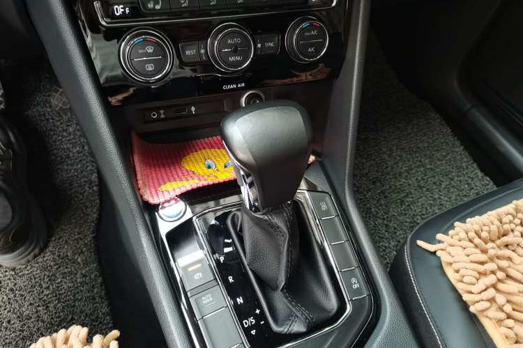 Used Volkswagen Tiguan L 2017 330TSI Automatic Two-Wheel Drive Luxury Edition Gear Lever