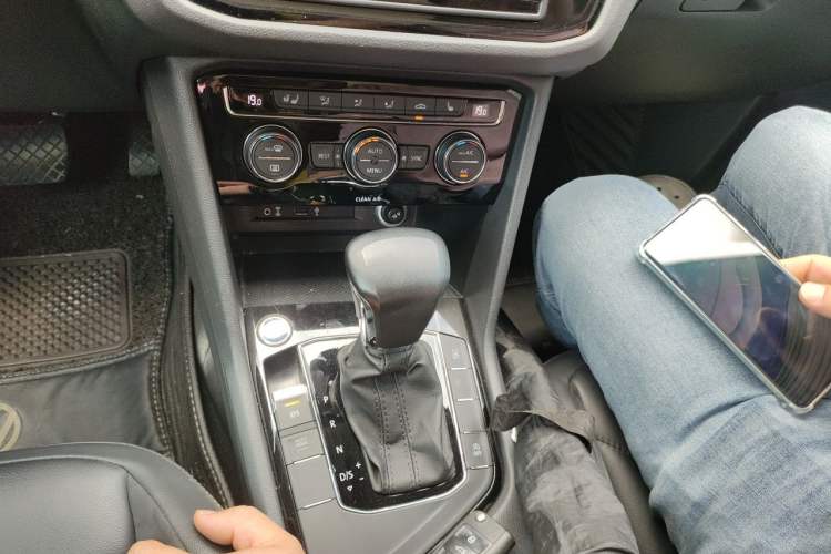 Used Volkswagen Tiguan L 2017 330TSI Automatic Two-Wheel Drive Luxury Edition Gear Lever