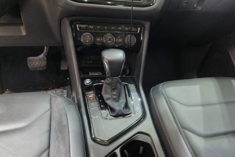 Used Volkswagen Tiguan L 2017 330TSI Automatic Two-Wheel Drive Luxury Edition Gear Lever