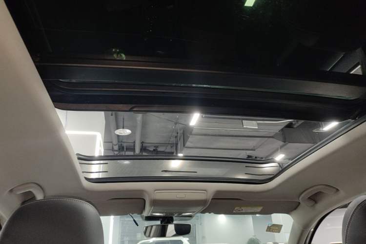 Used Volkswagen Tiguan L 2017 330TSI Automatic Two-Wheel Drive Luxury Edition Headliner