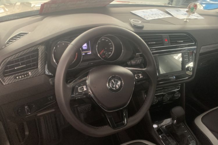 Used Volkswagen Tiguan L 2017 330TSI Automatic Two-Wheel Drive Comfort Edition Interior 1