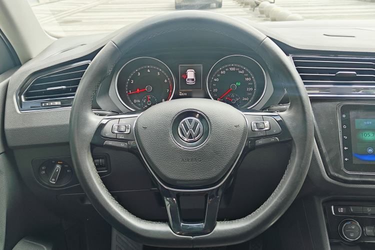 Used Volkswagen Tiguan L 2017 330TSI Automatic Two-Wheel Drive Comfort Edition Interior 11