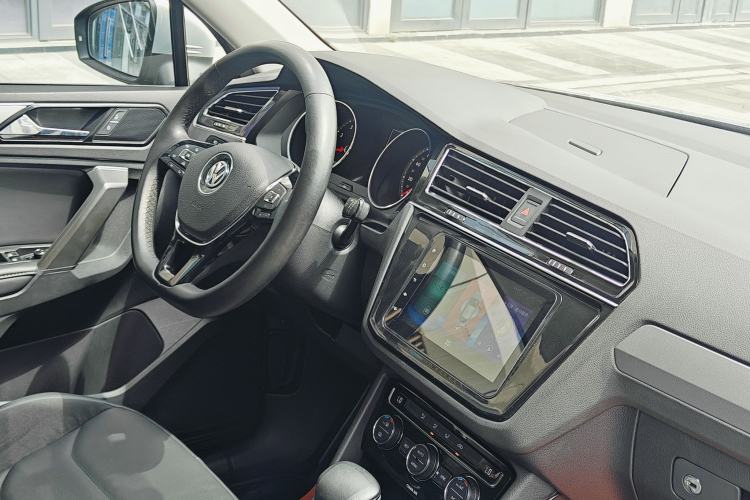 Used Volkswagen Tiguan L 2017 330TSI Automatic Two-Wheel Drive Comfort Edition Interior 12