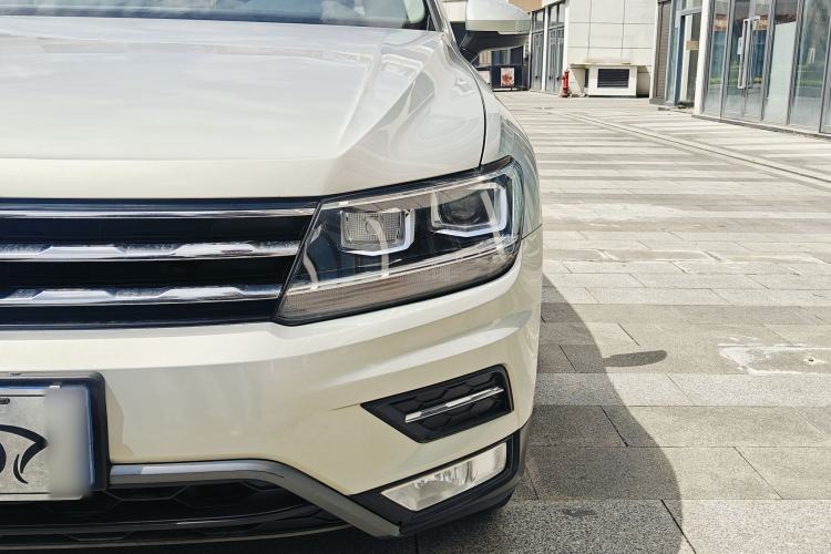 Used Volkswagen Tiguan L 2017 330TSI Automatic Two-Wheel Drive Comfort Edition Interior 14