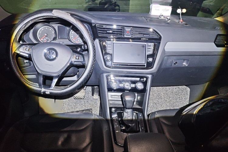 Used Volkswagen Tiguan L 2017 330TSI Automatic Two-Wheel Drive Luxury Edition Interior 2