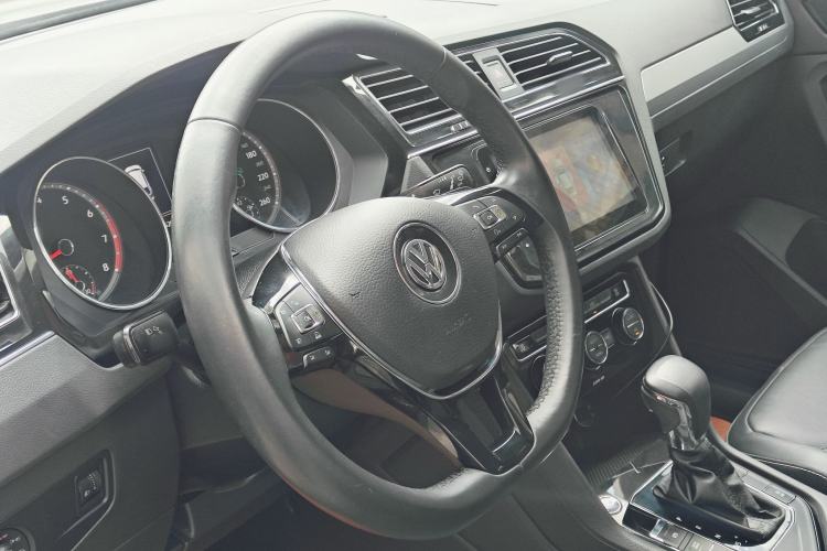 Used Volkswagen Tiguan L 2017 330TSI Automatic Two-Wheel Drive Comfort Edition Interior 2