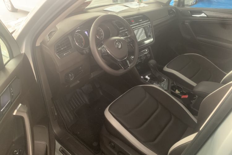 Used Volkswagen Tiguan L 2017 330TSI Automatic Two-Wheel Drive Comfort Edition Interior 2