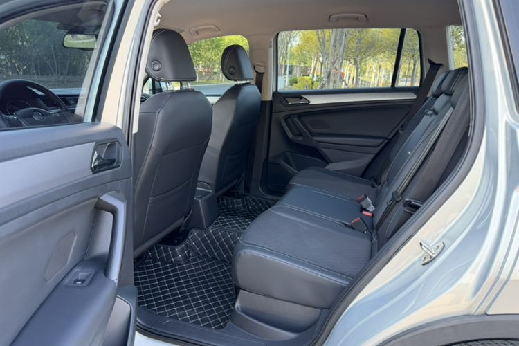 Used Volkswagen Tiguan L 2017 330TSI Automatic Two-Wheel Drive Luxury Edition Interior 2