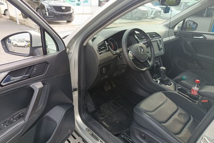 Used Volkswagen Tiguan L 2017 330TSI Automatic Two-Wheel Drive Luxury Edition Interior 3