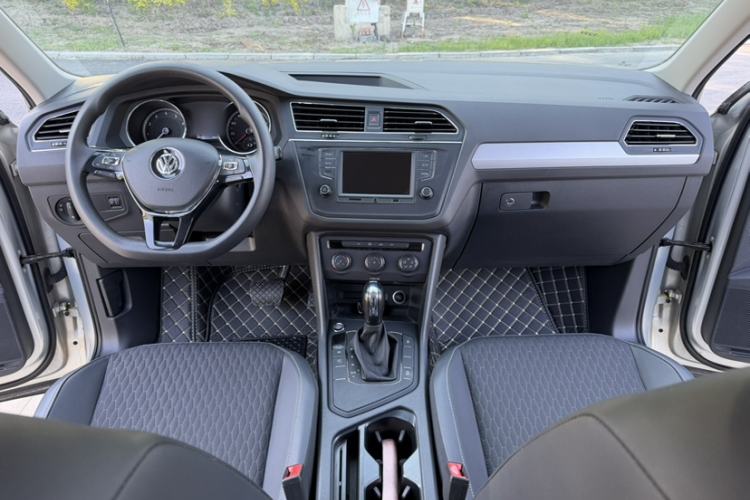 Used Volkswagen Tiguan L 2017 330TSI Automatic Two-Wheel Drive Luxury Edition Interior 3