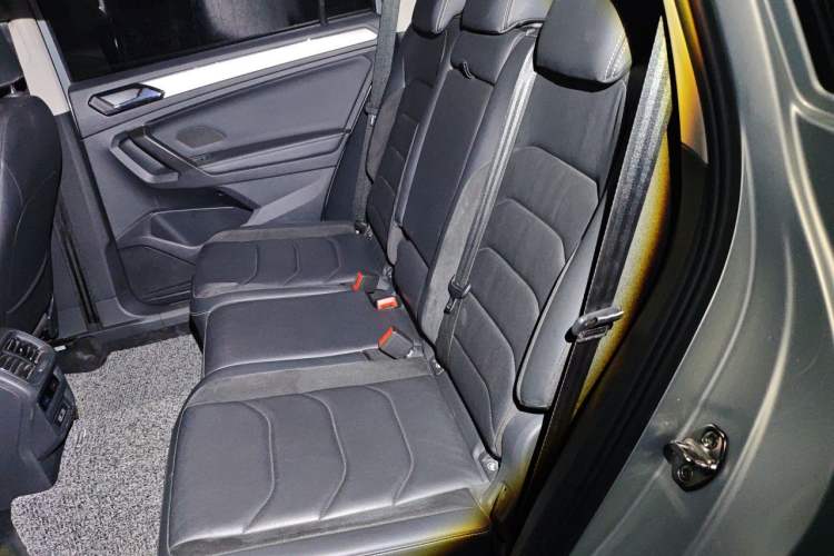 Used Volkswagen Tiguan L 2017 330TSI Automatic Two-Wheel Drive Luxury Edition Interior 4