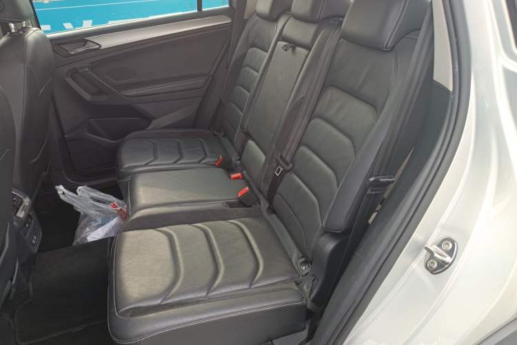 Used Volkswagen Tiguan L 2017 330TSI Automatic Two-Wheel Drive Luxury Edition Interior 4