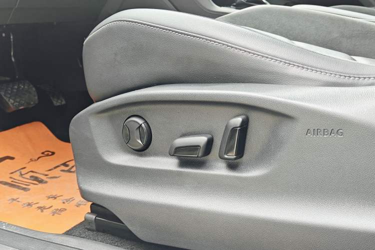 Used Volkswagen Tiguan L 2017 330TSI Automatic Two-Wheel Drive Comfort Edition Interior 4
