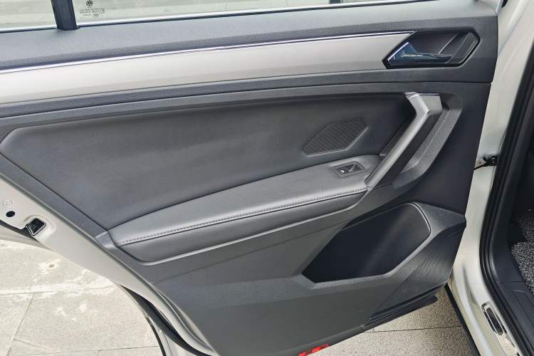 Used Volkswagen Tiguan L 2017 330TSI Automatic Two-Wheel Drive Comfort Edition Interior 9