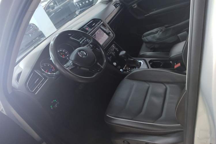 Used Volkswagen Tiguan L 2017 330TSI Automatic Two-Wheel Drive Flagship Edition Left Front Seat