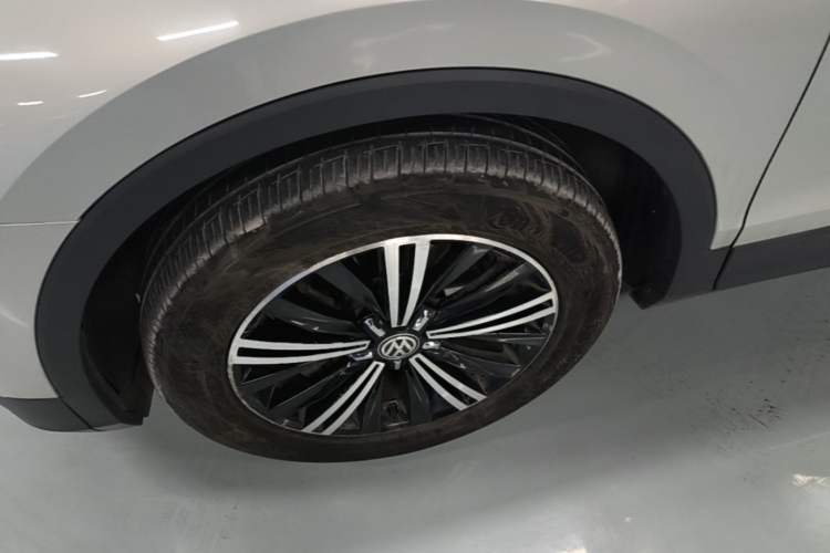 Used Volkswagen Tiguan L 2017 380TSI Automatic All-Wheel-Drive Luxury Edition Left Front Wheel Hub