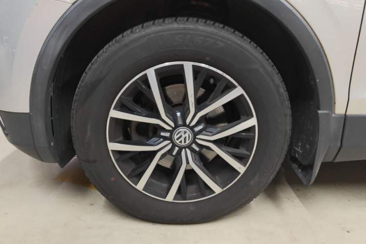 Used Volkswagen Tiguan L 2017 330TSI Automatic Two-Wheel Drive Comfort Edition Left Front Wheel Hub