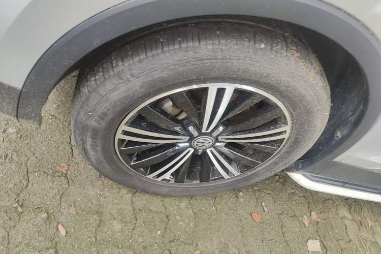 Used Volkswagen Tiguan L 2017 380TSI Automatic All-Wheel-Drive Luxury Edition Left Front Wheel Hub