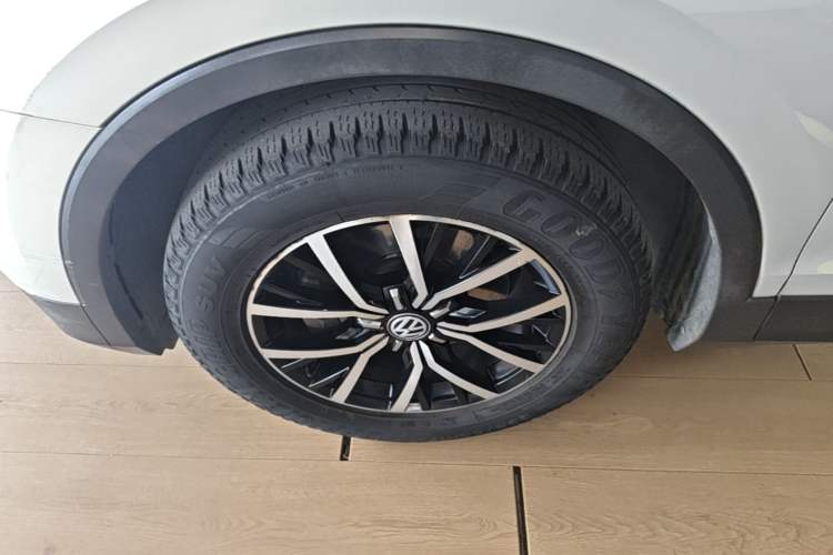 Used Volkswagen Tiguan L 2017 330TSI Automatic Two-Wheel Drive Comfort Edition Left Front Wheel Hub
