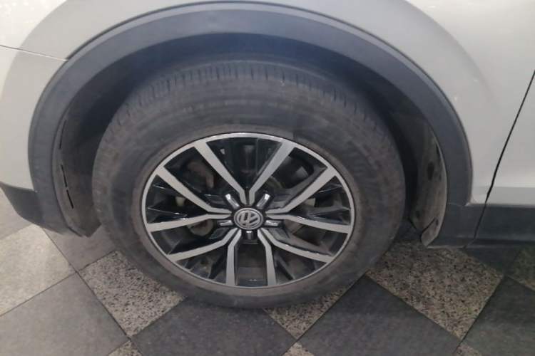 Used Volkswagen Tiguan L 2017 330TSI Automatic Two-Wheel Drive Luxury Edition Left Front Wheel Hub
