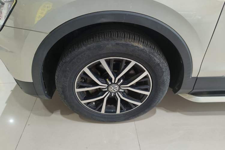 Used Volkswagen Tiguan L 2017 330TSI Automatic Two-Wheel Drive Luxury Edition Left Front Wheel Hub