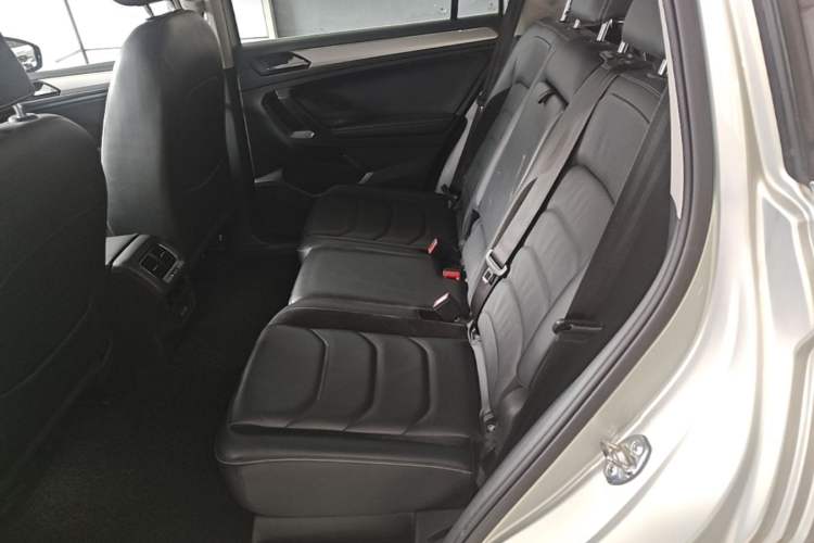 Used Volkswagen Tiguan L 2017 330TSI Automatic Two-Wheel Drive Luxury Edition Left Rear Seat