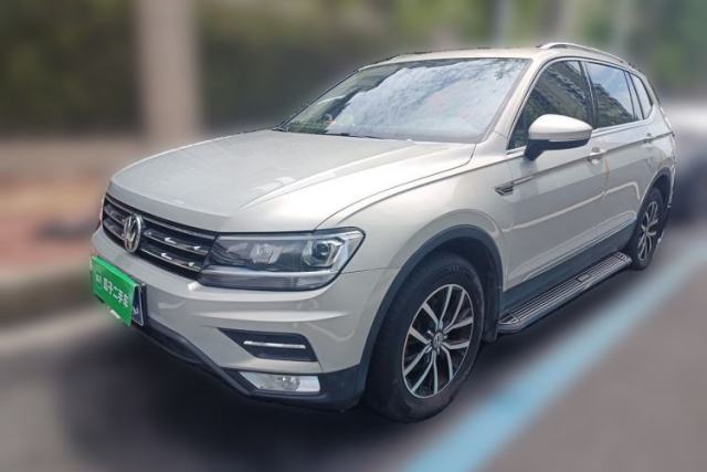 Volkswagen Tiguan L 2017 330TSI Automatic Two-Wheel Drive Luxury Edition مستعملة