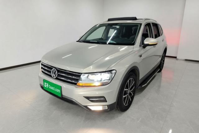 Volkswagen Tiguan L 2017 330TSI Automatic Two-Wheel Drive Luxury Edition مستعملة
