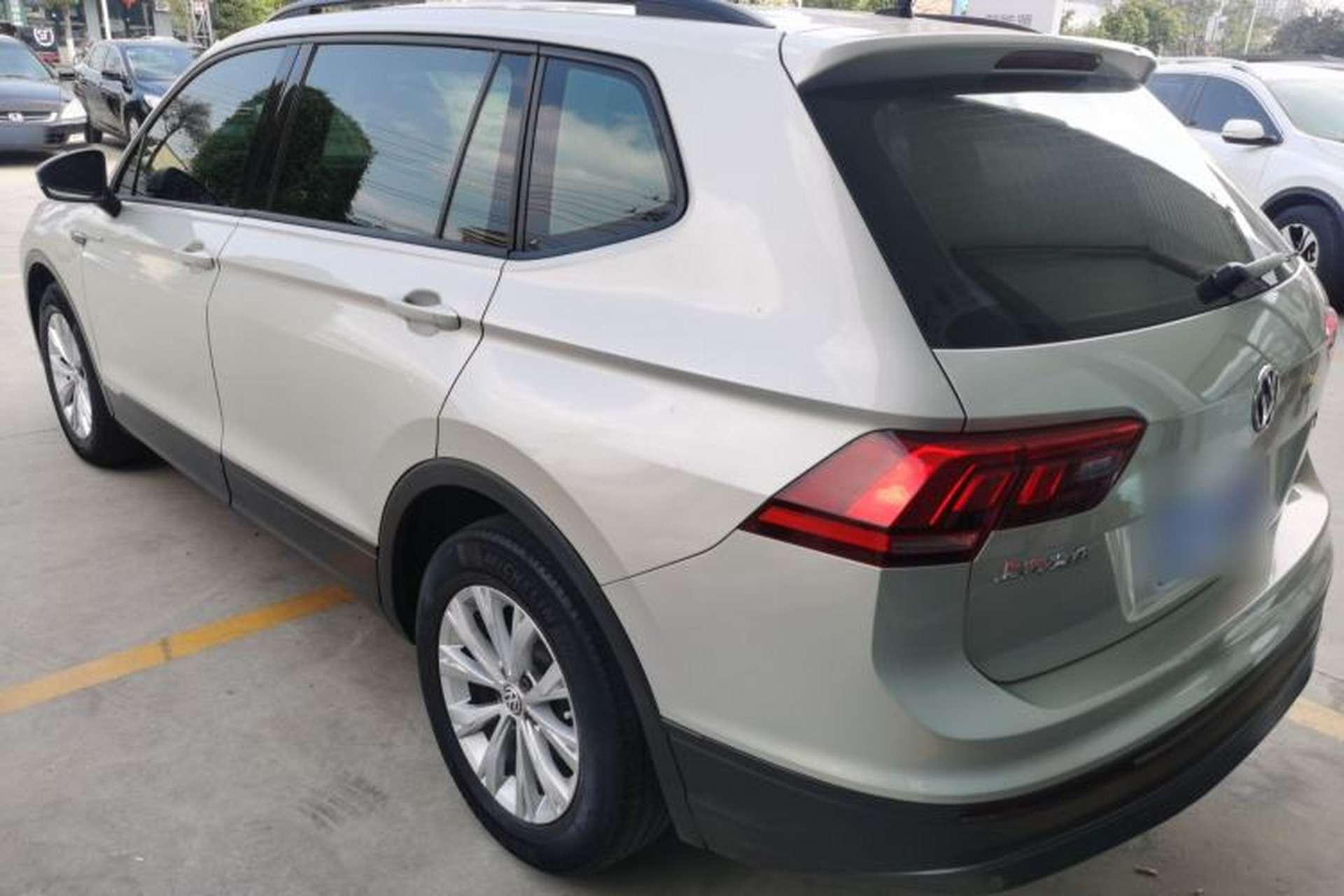 Used Volkswagen Tiguan L 2017 330TSI Automatic Two-Wheel Drive Luxury Edition Rear Left 45 Deg