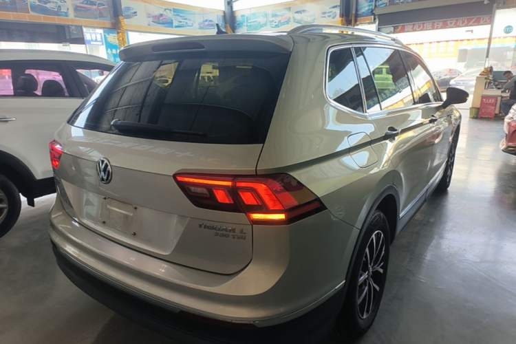 Used Volkswagen Tiguan L 2017 330TSI Automatic Two-Wheel Drive Comfort Edition Rear Right 45 Deg