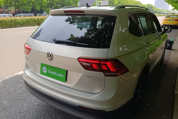 Used Volkswagen Tiguan L 2017 330TSI Automatic Two-Wheel Drive Luxury Edition Rear Right 45 Deg