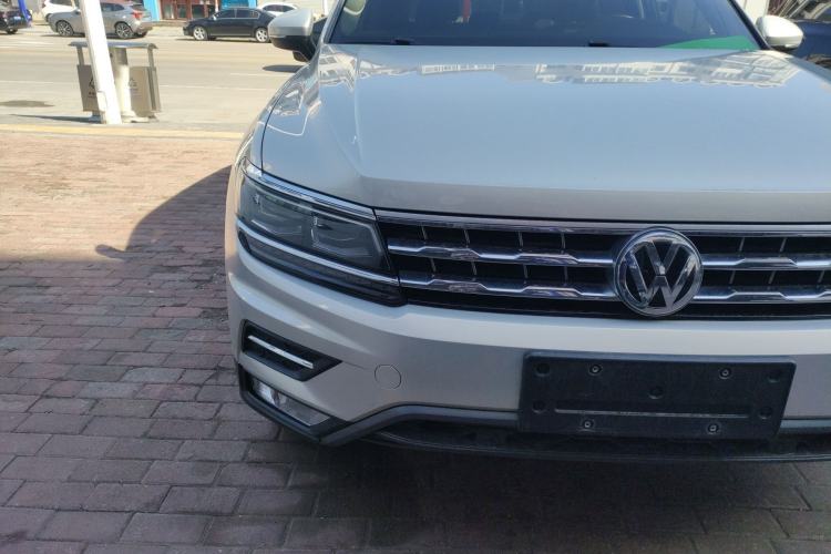 Used Volkswagen Tiguan L 2017 380TSI Automatic All-Wheel-Drive Flagship Edition Right Front Headlight