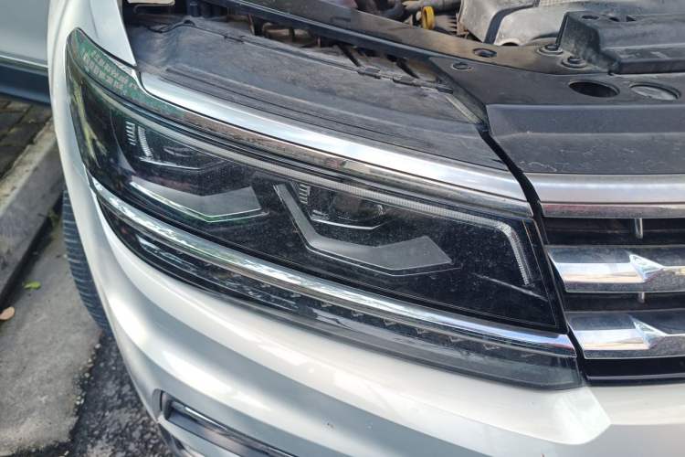 Used Volkswagen Tiguan L 2017 380TSI Automatic All-Wheel-Drive Luxury Edition Right Front Headlight