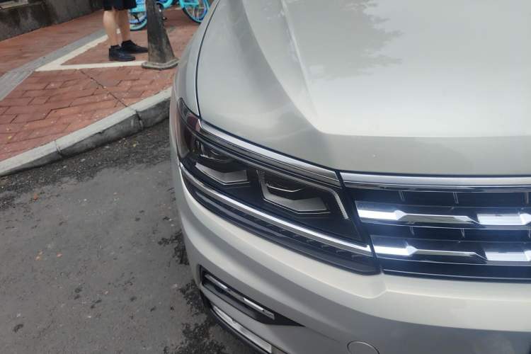 Used Volkswagen Tiguan L 2017 380TSI Automatic All-Wheel-Drive Flagship Edition Right Front Headlight