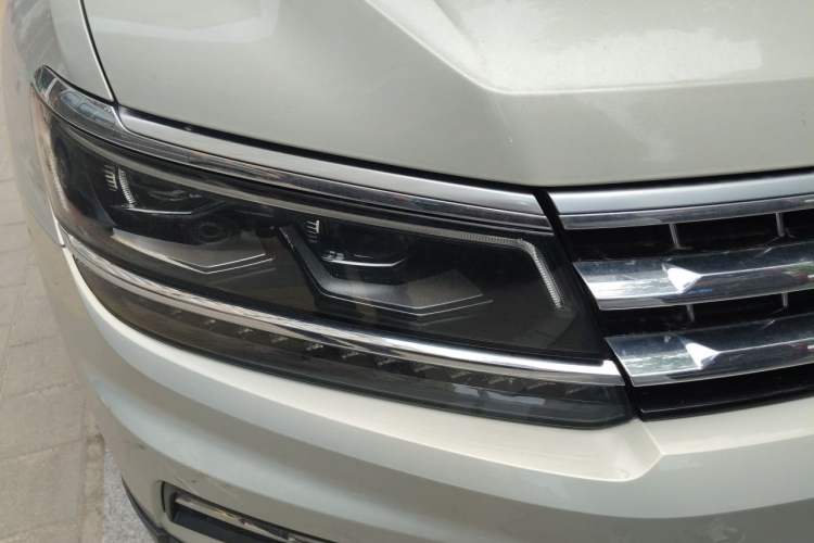 Used Volkswagen Tiguan L 2017 380TSI Automatic All-Wheel-Drive Luxury Edition Right Front Headlight