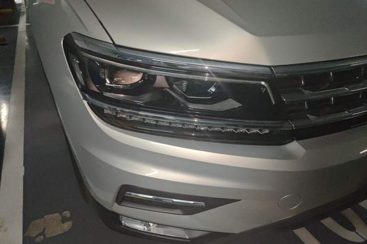 Used Volkswagen Tiguan L 2017 380TSI Automatic All-Wheel-Drive Luxury Edition Right Front Headlight
