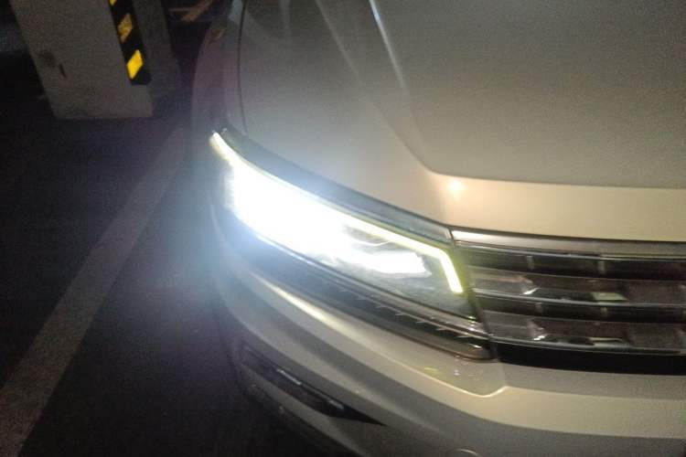 Used Volkswagen Tiguan L 2017 380TSI Automatic All-Wheel Drive Supreme Flagship Edition Right Front Headlight