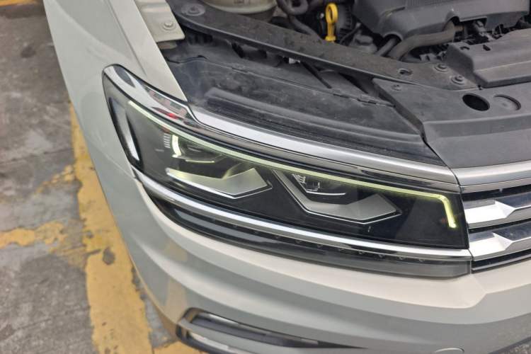 Used Volkswagen Tiguan L 2017 380TSI Automatic All-Wheel-Drive Luxury Edition Right Front Headlight