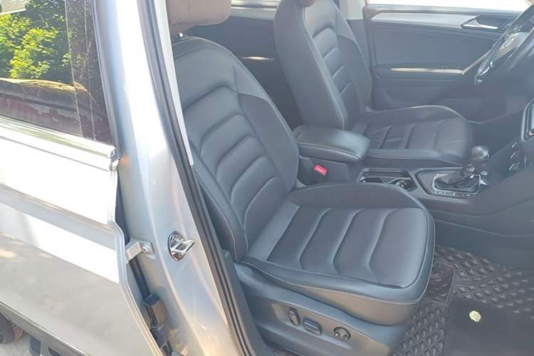 Used Volkswagen Tiguan L 2017 330TSI Automatic Two-Wheel Drive Luxury Edition Right Front Seat