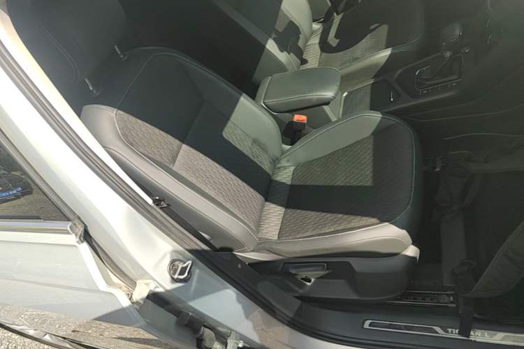 Used Volkswagen Tiguan L 2017 330TSI Automatic Two-Wheel Drive Luxury Edition Right Front Seat