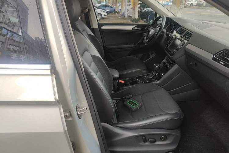 Used Volkswagen Tiguan L 2017 380TSI Automatic All-Wheel-Drive Luxury Edition Right Front Seat