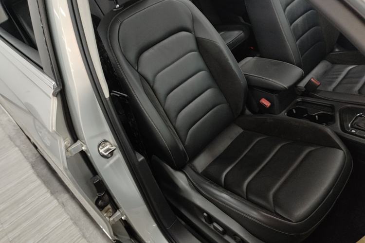 Used Volkswagen Tiguan L 2017 330TSI Automatic Two-Wheel Drive Luxury Edition Right Front Seat