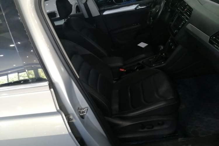 Used Volkswagen Tiguan L 2017 330TSI Automatic Two-Wheel Drive Luxury Edition Right Front Seat