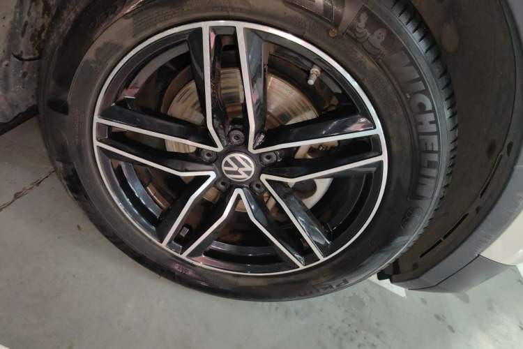 Used Volkswagen Tiguan L 2017 330TSI Automatic Two-Wheel Drive Luxury Edition Right Front Wheel Hub
