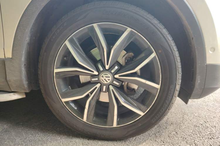 Used Volkswagen Tiguan L 2017 330TSI Automatic Two-Wheel Drive Flagship Edition Right Front Wheel Hub