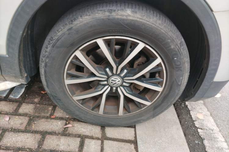 Used Volkswagen Tiguan L 2017 330TSI Automatic Two-Wheel Drive Luxury Edition Right Front Wheel Hub