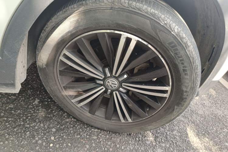 Used Volkswagen Tiguan L 2017 380TSI Automatic All-Wheel-Drive Luxury Edition Right Front Wheel Hub