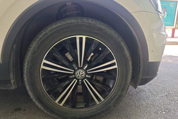 Used Volkswagen Tiguan L 2017 330TSI Automatic Two-Wheel Drive Flagship Edition Right Front Wheel Hub