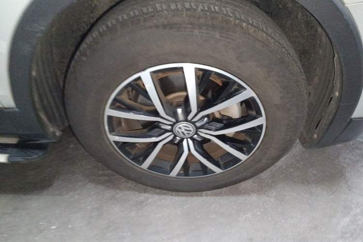 Used Volkswagen Tiguan L 2017 330TSI Automatic Two-Wheel Drive Luxury Edition Right Front Wheel Hub