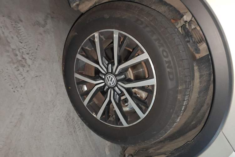 Used Volkswagen Tiguan L 2017 330TSI Automatic Two-Wheel Drive Luxury Edition Right Front Wheel Hub